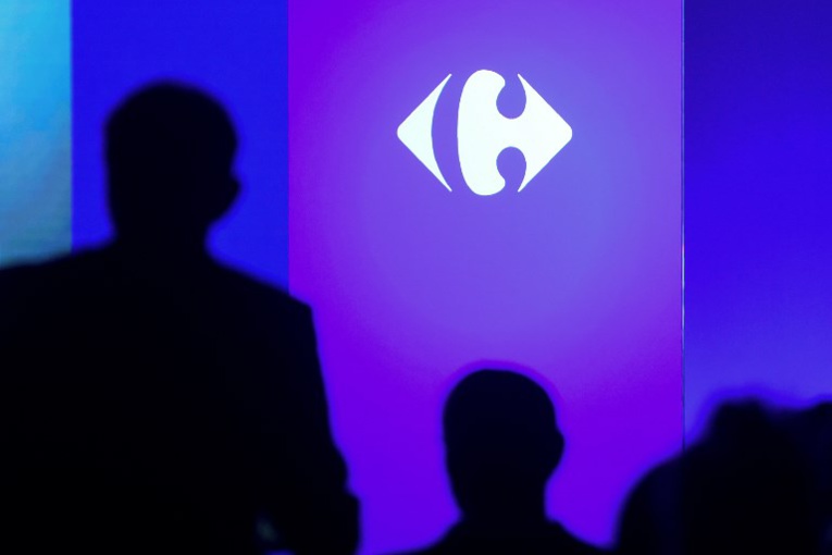 Carrefour refonde son modèle et supprime des milliers de postes en France Carrefour refonde son modèle et supprime des milliers de postes en France