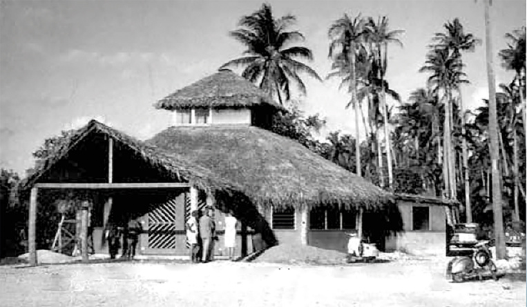 En 1962, l’aérogare de Raiatea surmonté de la tour de contrôle. PHOTO JEAN DRUART