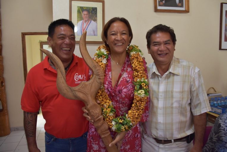 La sénatrice Lana Tetuanui en compagnie d'Étienne Tehaamoana, maire de Hiva Oa, et de son premier adjoint.