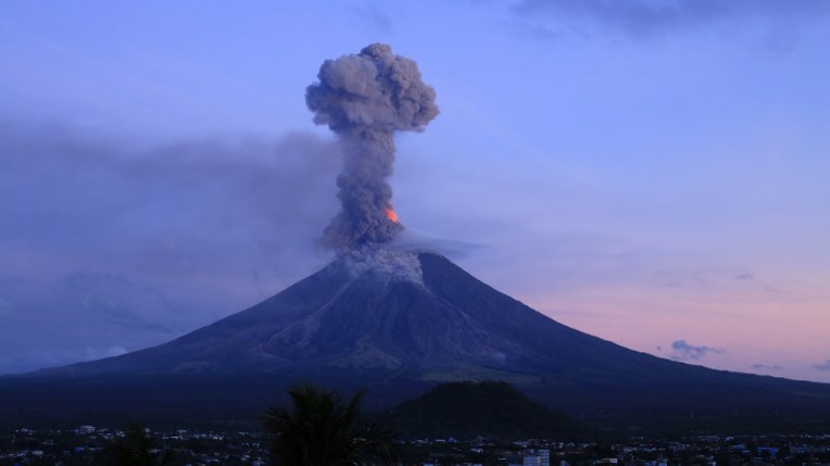 Des milliers de Philippins continuent de fuir un volcan en éruption