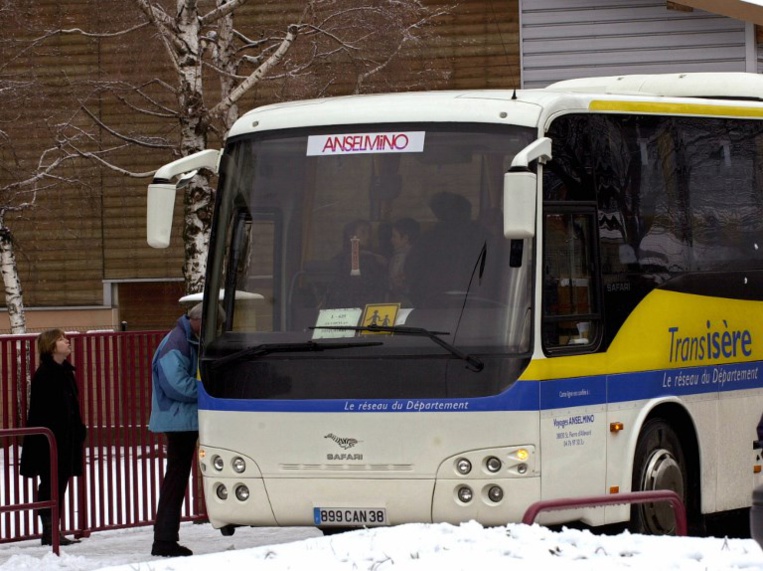 Gers: accident de car scolaire, 26 collégiens blessés dont 3 très grièvement Gers: accident de car scolaire, 26 collégiens blessés dont 3 très grièvement