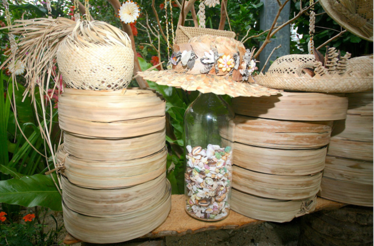 Un coin de l’atelier de Marie, qui conjugue pae’ore et coquillages.