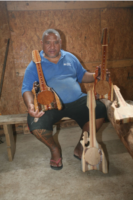 Antoine est le roi du ukulele ; pour ses instruments, il utilise cinq essences de bois.