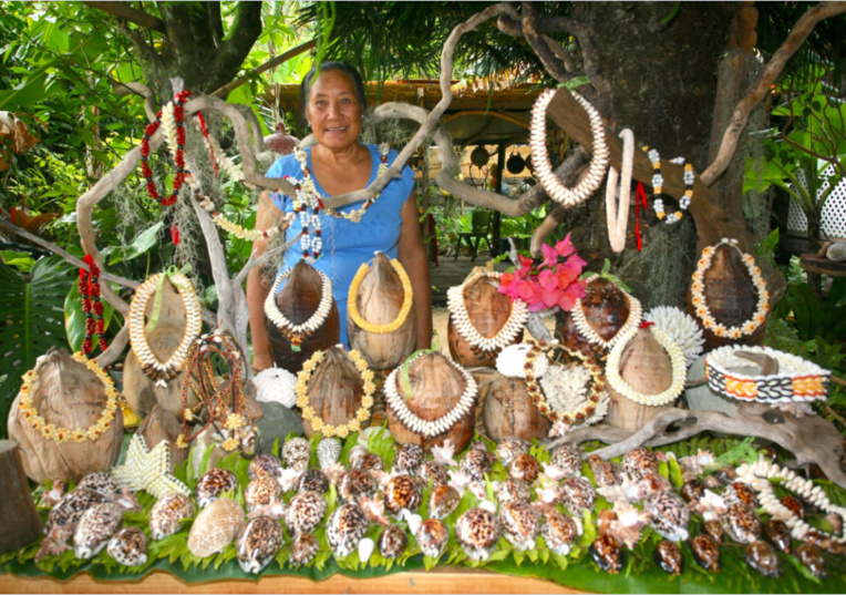 Marie et ses créations en coquillages de Anaa. Une exposition à elle toute seule ! Marie et ses créations en coquillages de Anaa. Une exposition à elle toute seule !