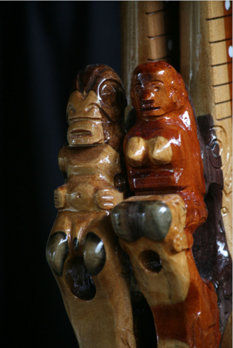 Détail de la partie supérieure d’un ukulele d’Antoine. Il sculpte les figures que lui réclament ses clients.