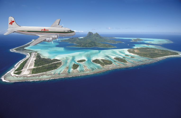 Il y a 40 ans, le DC 4 au-dessus Bora Bora. Crédit: PHILIPPE BACCHET Il y a 40 ans, le DC 4 au-dessus Bora Bora. Crédit: PHILIPPE BACCHET