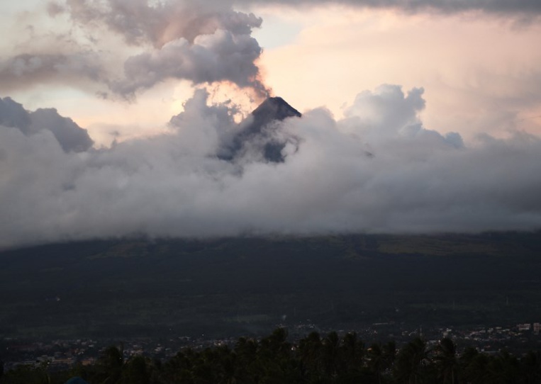 Sous les cendres volcaniques, les évacués philippins vivent un cauchemar