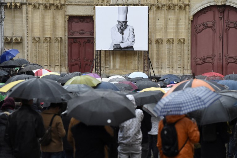 Une pluie d'étoiles et des centaines d'admirateurs ont dit adieu à Bocuse Une pluie d'étoiles et des centaines d'admirateurs ont dit adieu à Bocuse