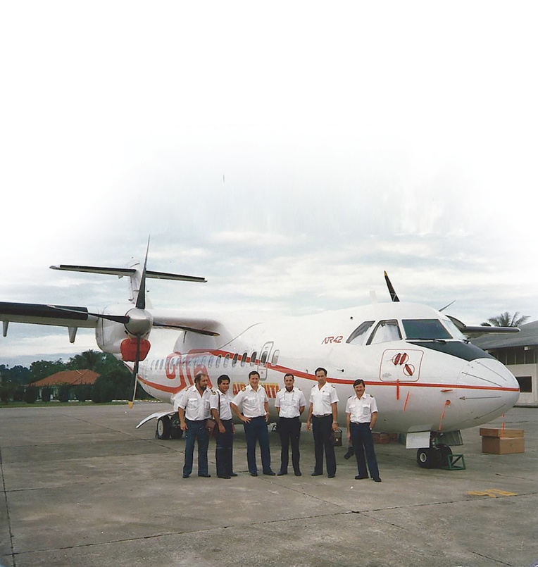Équipages du convoyage de novembre 1987. Crédit : AIR TAHITI Équipages du convoyage de novembre 1987. Crédit : AIR TAHITI