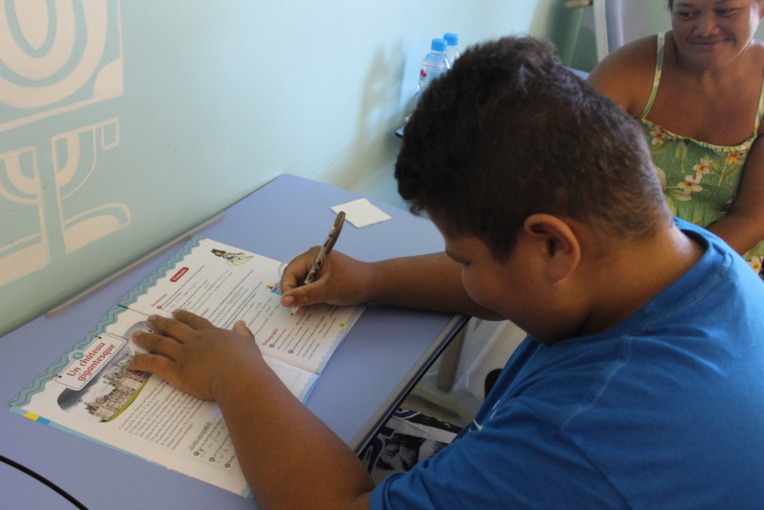 Petits devoirs pour Teroitu, 11 ans et élève de CM2, dans sa chambre d'hôpital. Petits devoirs pour Teroitu, 11 ans et élève de CM2, dans sa chambre d'hôpital.