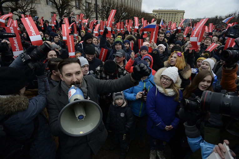 Des milliers de Russes manifestent contre Poutine, Navalny brièvement détenu