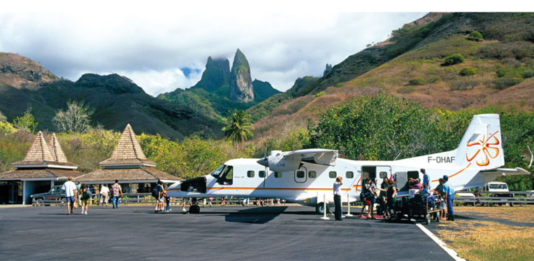 Parking de l’aérodrome de Ua Pou. © Philippe Bacchet