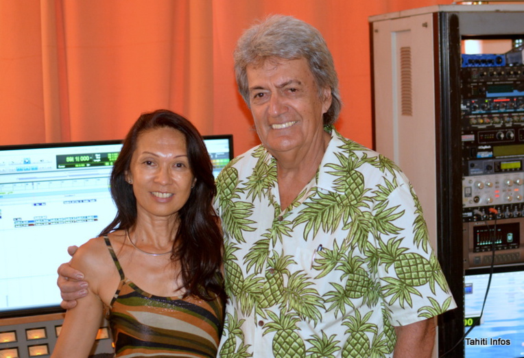 John Gabilou et Claudia Haustien dans le studio Harmonie Prod de Papeete, le studio préféré de nombreux autres artistes comme Sabrina, Teiva LC, Grace Laughlin ou encore Tensia.