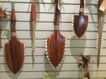 En veux-tu en voilà, triste spectacle au Polynesian Cultural Center, où une boutique regorge de ce type de trophées. En veux-tu en voilà, triste spectacle au Polynesian Cultural Center, où une boutique regorge de ce type de trophées.