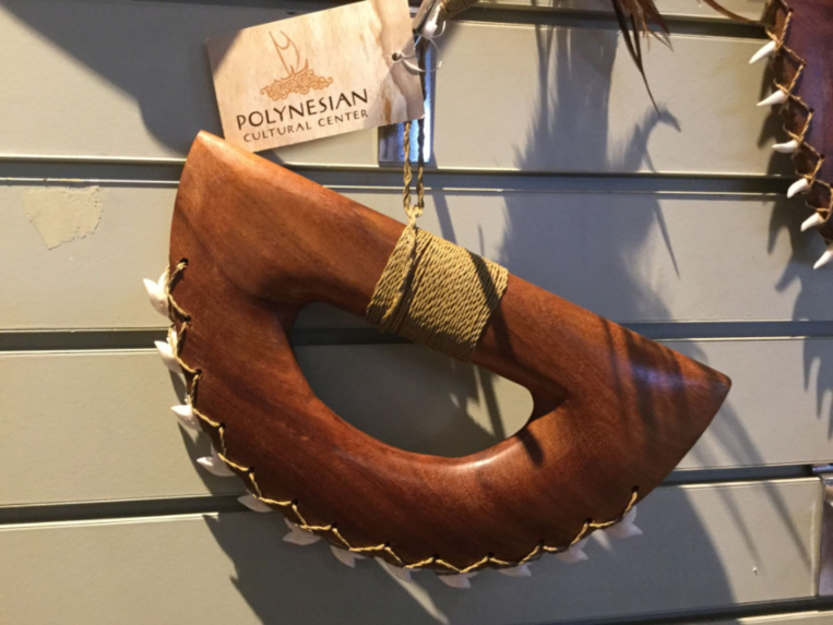 Le Polynesian Cultural Center a pour vocation, nous semble-t-il, de mettre en valeur les cultures polynésiennes, pas de servir de caution à la vente d’objets participant à la destruction de la faune marine.