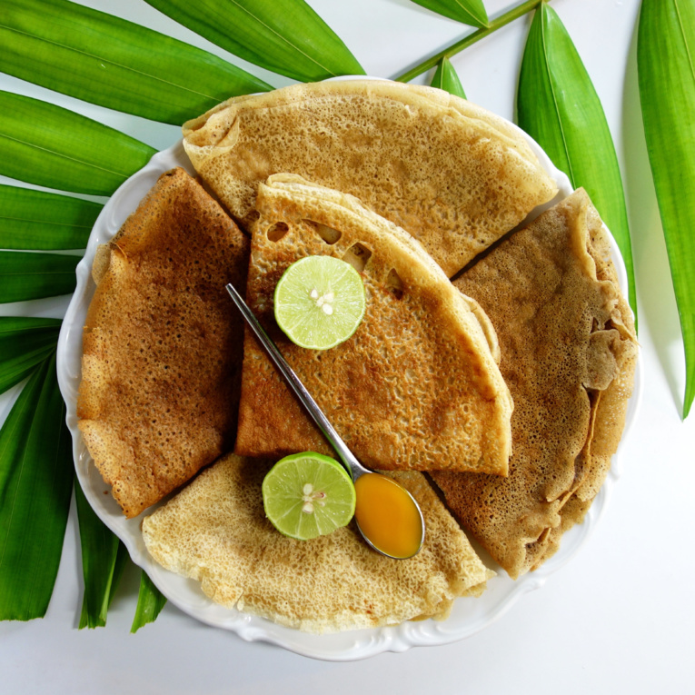 Pas d'œufs dans cette recette de crêpe, mais de la fécule de maïs pour jouer le rôle de liant. Pas d'œufs dans cette recette de crêpe, mais de la fécule de maïs pour jouer le rôle de liant.
