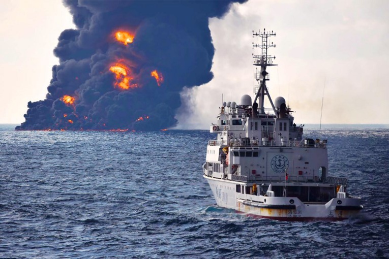 Des vases semblables à du pétrole s'échouent au Japon après le naufrage du Sanchi
