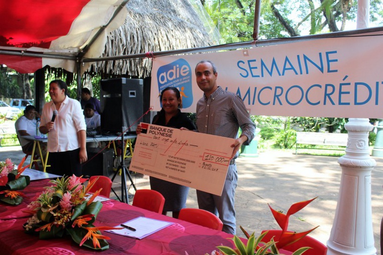 Nourdine Ouaret, de la Banque de Polynésie et Liane Patu, lauréate du prix de développement économique local.