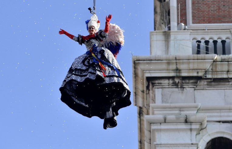 Coup d'envoi du Carnaval de Venise avec le "saut de l'ange"