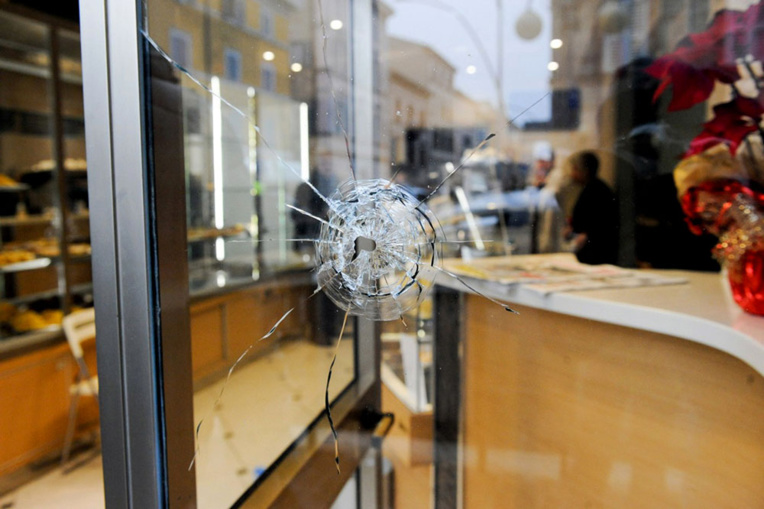 Une fusillade raciste choque l'Italie à un mois des législatives Une fusillade raciste choque l'Italie à un mois des législatives