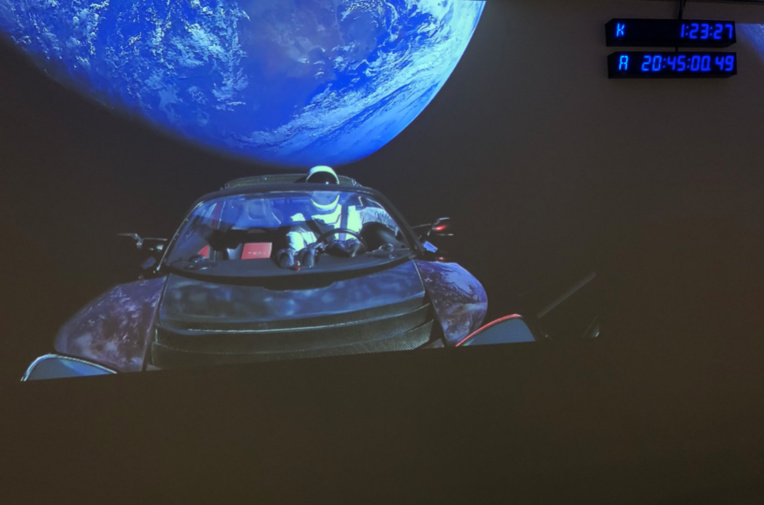 La voiture lancée par Falcon Heavy filmée en direct depuis l'espace La voiture lancée par Falcon Heavy filmée en direct depuis l'espace