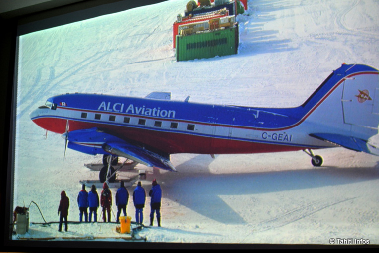 Un avion dont le modèle original date de 1948 (ils sont bien plus fiable par -40° que les modèles plus récents) transporte les équipes vers la station Concordia. Un avion dont le modèle original date de 1948 (ils sont bien plus fiable par -40° que les modèles plus récents) transporte les équipes vers la station Concordia.