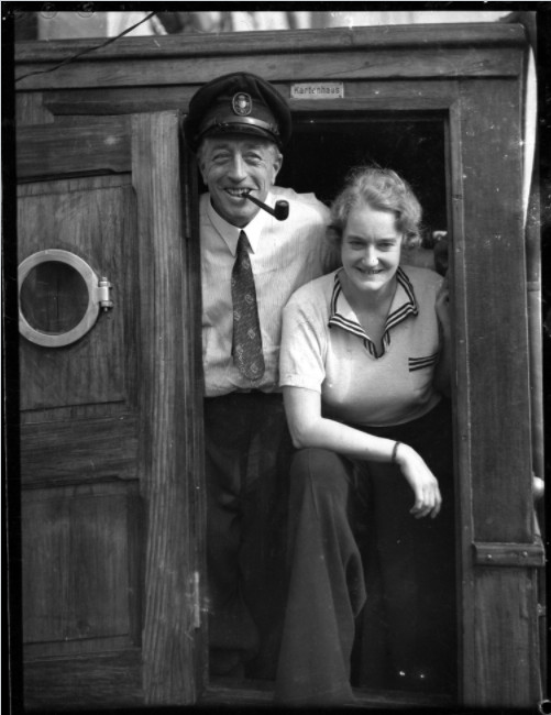 Von Luckner, ici avec sa jeune épouse, repassa à Tahiti en 1937 ; des rumeurs assurent qu’il retourna à Mopelia pour y récupérer le trésor qu’il y avait caché…