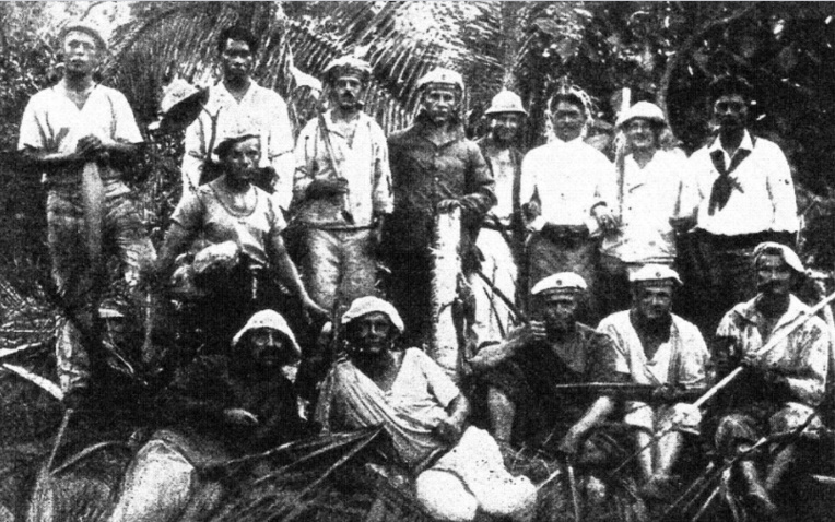 L’équipage du Seeadler durant son séjour à Mopelia, avec les trois travailleurs tahitiens qui y séjournaient.