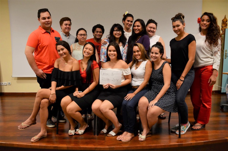 Les 15 étudiants de l'Isepp à l'initiative du projet Clean Up Fenua à Mataiea. @ M.Leyral. Les 15 étudiants de l'Isepp à l'initiative du projet Clean Up Fenua à Mataiea. @ M.Leyral.
