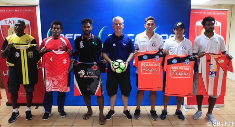 Au centre Chris Kemp, directeur de compétition de l'OFC