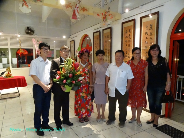 En costume noir avec un bouquet de fleurs, le consul de Chine, M. Shen Zhiliang. Il a affirmé vouloir renforcer les relations bilatérales entre son pays et la Polynésie