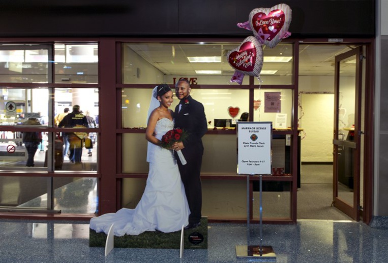Permis de mariage au retrait des bagages, l'aéroport de Vegas l'a fait