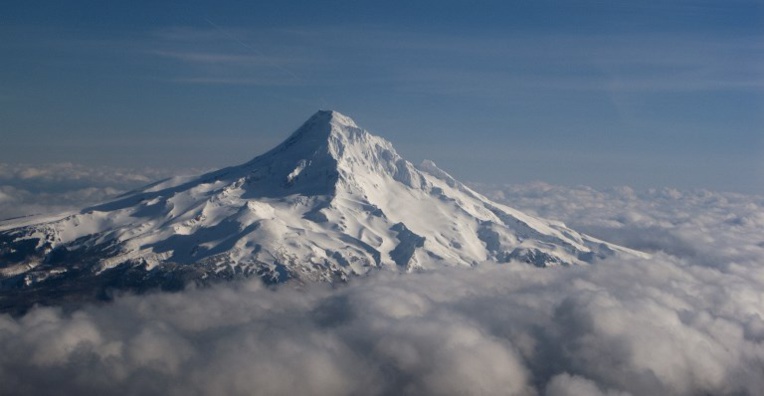 Un alpiniste tué dans une chute spectaculaire au Mont Hood en Oregon Un alpiniste tué dans une chute spectaculaire au Mont Hood en Oregon