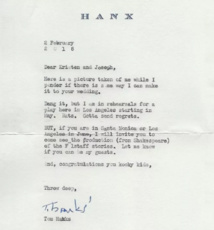 Avant leur lune de miel à Tahiti, ils ont invité Tom Hanks à leur mariage Avant leur lune de miel à Tahiti, ils ont invité Tom Hanks à leur mariage