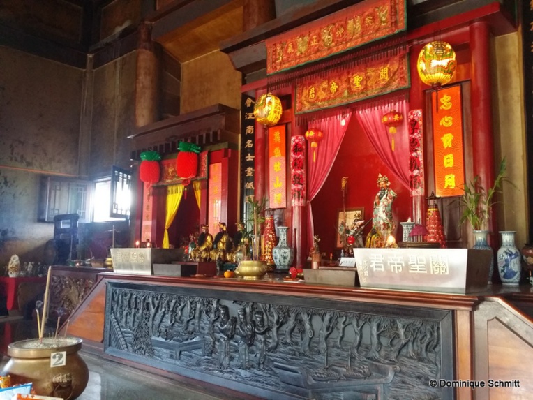 Tous les ans, le public peut consulter les oracles au temple Kanti à Mama'o.