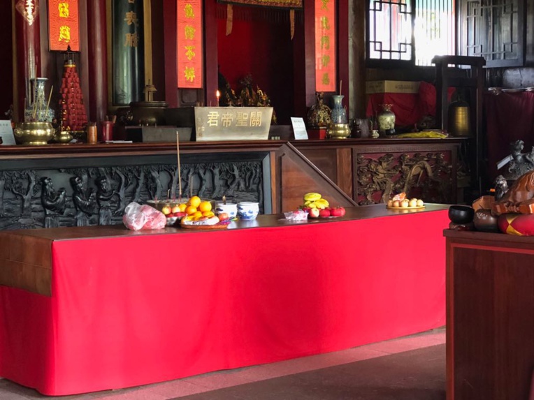 Pour consulter vos oracles, vous devrez faire des offrandes, en apportant "cinq fruits, un paquet de bonbons et un paquet de biscuit." Pour consulter vos oracles, vous devrez faire des offrandes, en apportant "cinq fruits, un paquet de bonbons et un paquet de biscuit."