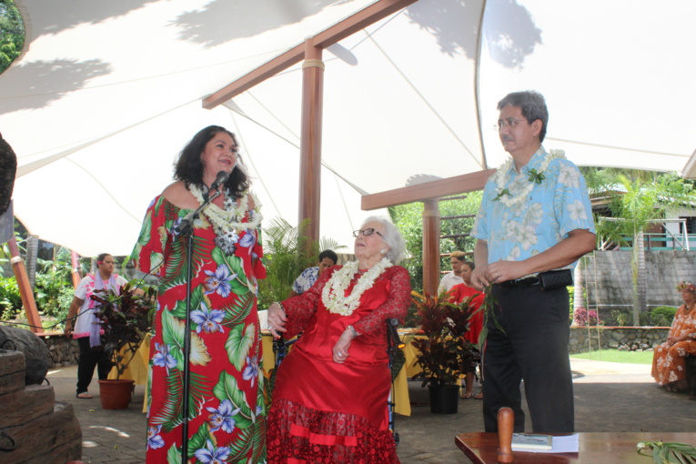 Nicole Bouteau, Nancy Hall-Rutgers et Philip Schyle sur la terrasse symbolisant la Bounty. Nicole Bouteau, Nancy Hall-Rutgers et Philip Schyle sur la terrasse symbolisant la Bounty.