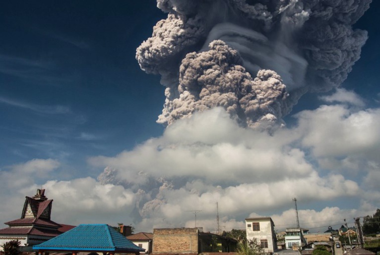 Indonésie: le volcan Sinabung crache un énorme nuage de cendres