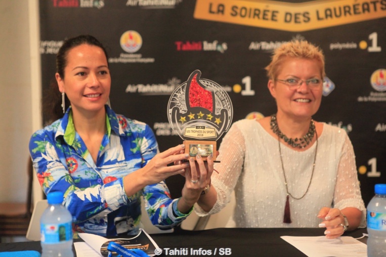 Cécile Tiatia et Nathalie Montelle présentent le Trophée Cécile Tiatia et Nathalie Montelle présentent le Trophée