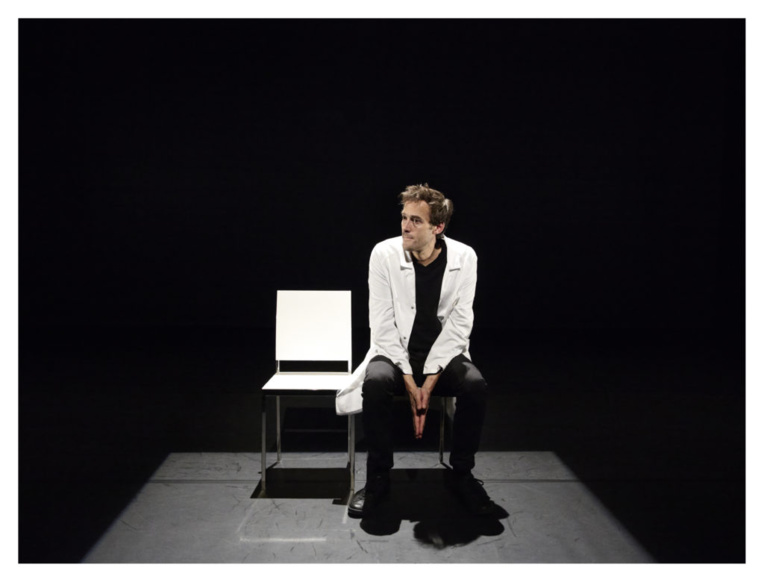 Seul sur scène, l'acteur va tout au long de la pièce alterner entre les rôles de conteur, de médecin, des parents, de la receveuse… grâce à un jeu de lumières et de quelques accessoires vestimentaires. Seul sur scène, l'acteur va tout au long de la pièce alterner entre les rôles de conteur, de médecin, des parents, de la receveuse… grâce à un jeu de lumières et de quelques accessoires vestimentaires.