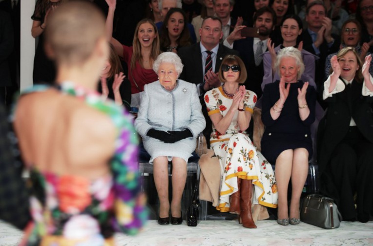 Elizabeth II pour la première fois à la Fashion Week de Londres Elizabeth II pour la première fois à la Fashion Week de Londres