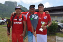 Mote Pahuiri (à gauche), entraine son fils Teanavai, deux fois par jour. Mote Pahuiri (à gauche), entraine son fils Teanavai, deux fois par jour.