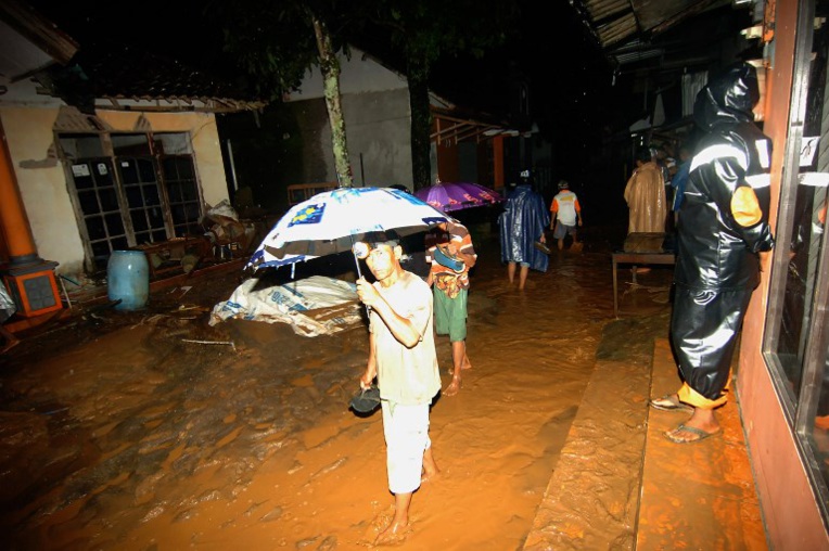 Glissement de terrain en Indonésie: cinq morts, 15 disparus