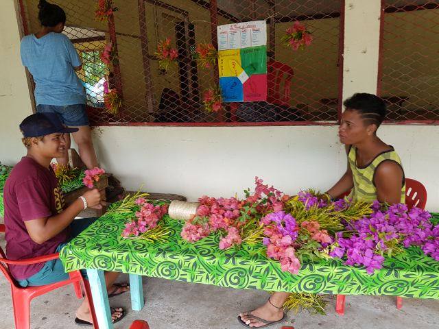 Les élèves ont décoré le lieu avec de la végétation et des fleurs.