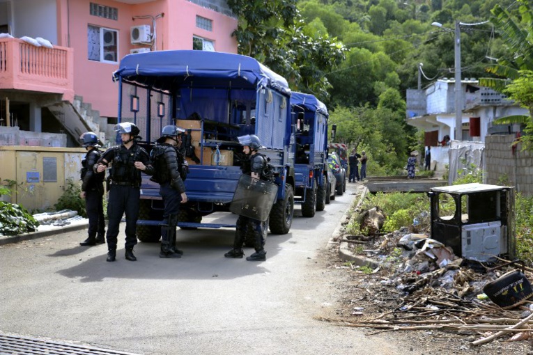 A Mayotte, des manifestants contre l'insécurité s'en prennent aux forces de l'ordre