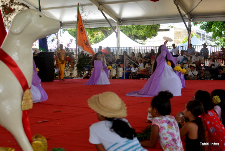 Ju Hua Tai, Lit de fleurs de chrysanthèmes, par les danseuses de Yvette Amouy Ju Hua Tai, Lit de fleurs de chrysanthèmes, par les danseuses de Yvette Amouy