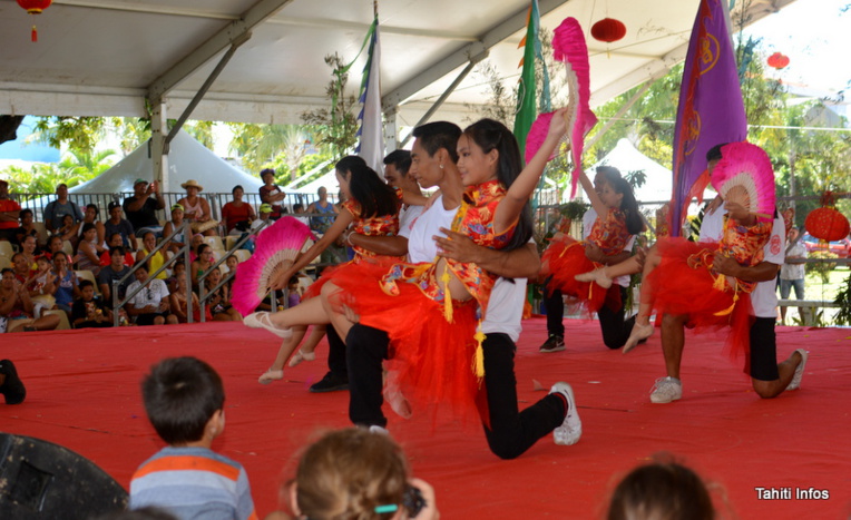 Magnifique fusion de la danse aux éventails et de la danse hip-hop, réalisée par Fearless, le groupe All In One et les danseuses de l'école Li Yune Magnifique fusion de la danse aux éventails et de la danse hip-hop, réalisée par Fearless, le groupe All In One et les danseuses de l'école Li Yune
