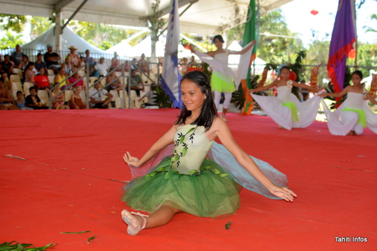 Flower Drums, interprété par "Jade et ses petites fleurs" Flower Drums, interprété par "Jade et ses petites fleurs"