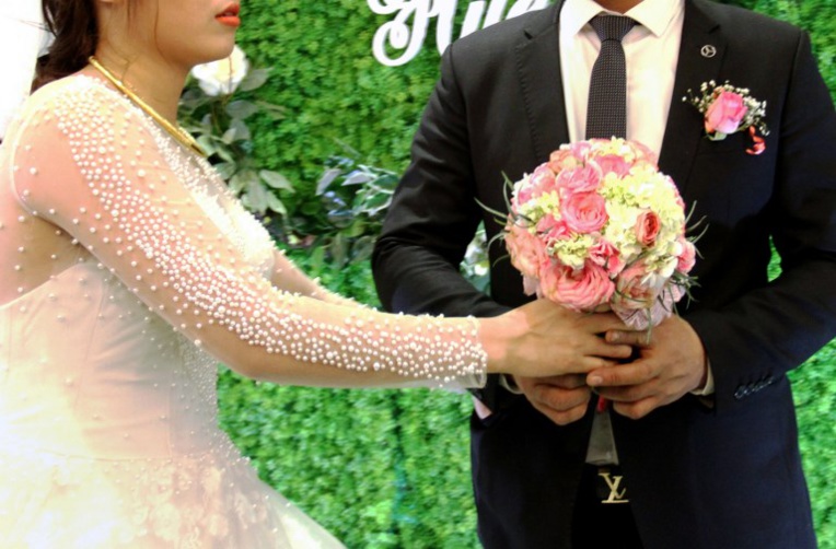 Au Vietnam, le business des mariages Potemkine
