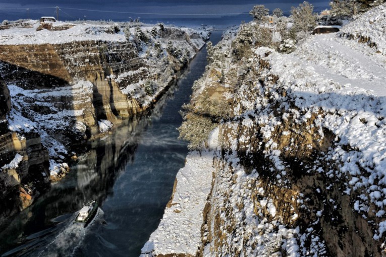 Grèce : le canal de Corinthe fermé temporairement après un glissement de terrain